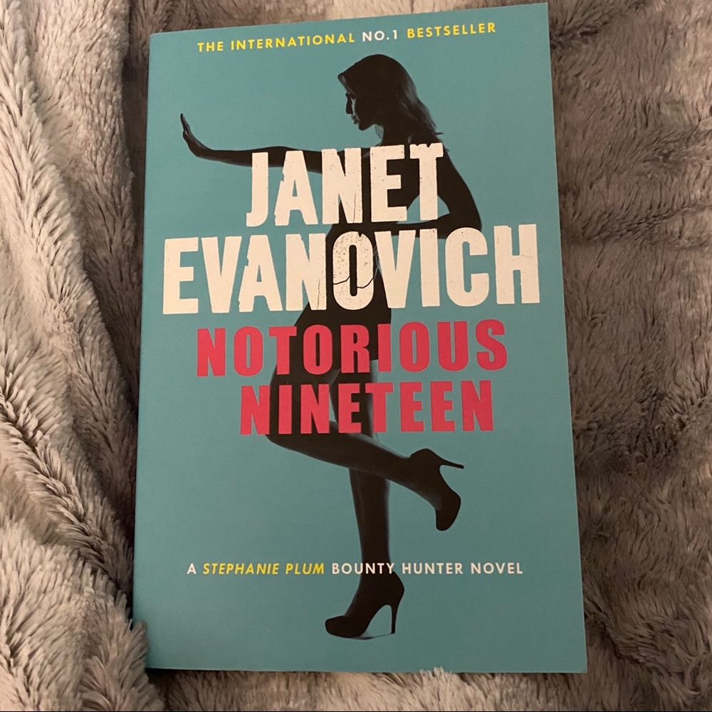 Notorious Nineteen By Janet Evanovich Paperback
